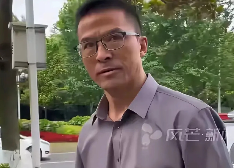 看看这个全网定罪的男人像不像杀手，男的出轨，妻子儿子惨死，不难联想到什么吧？出狱