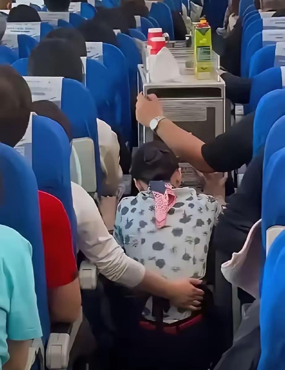 让空姐下跪的乘客，接下来可能要面临的3个窘境！​第一就是惹起全网公愤，现场视频