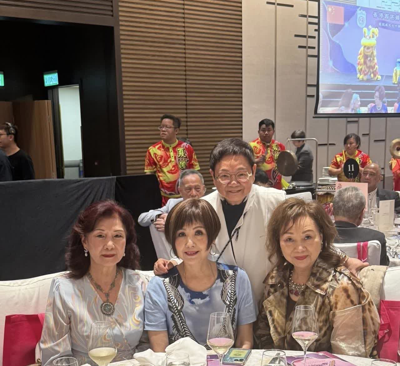霍震寰72岁妻子出席晚宴，没戴珠宝低调坐旁边，年轻时是古装美人香港西区妇女福
