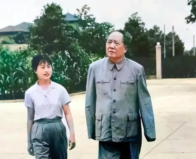 1962年，对印自卫反击战期间，毛主席正在听中印战争的战报，谁料，突然听到