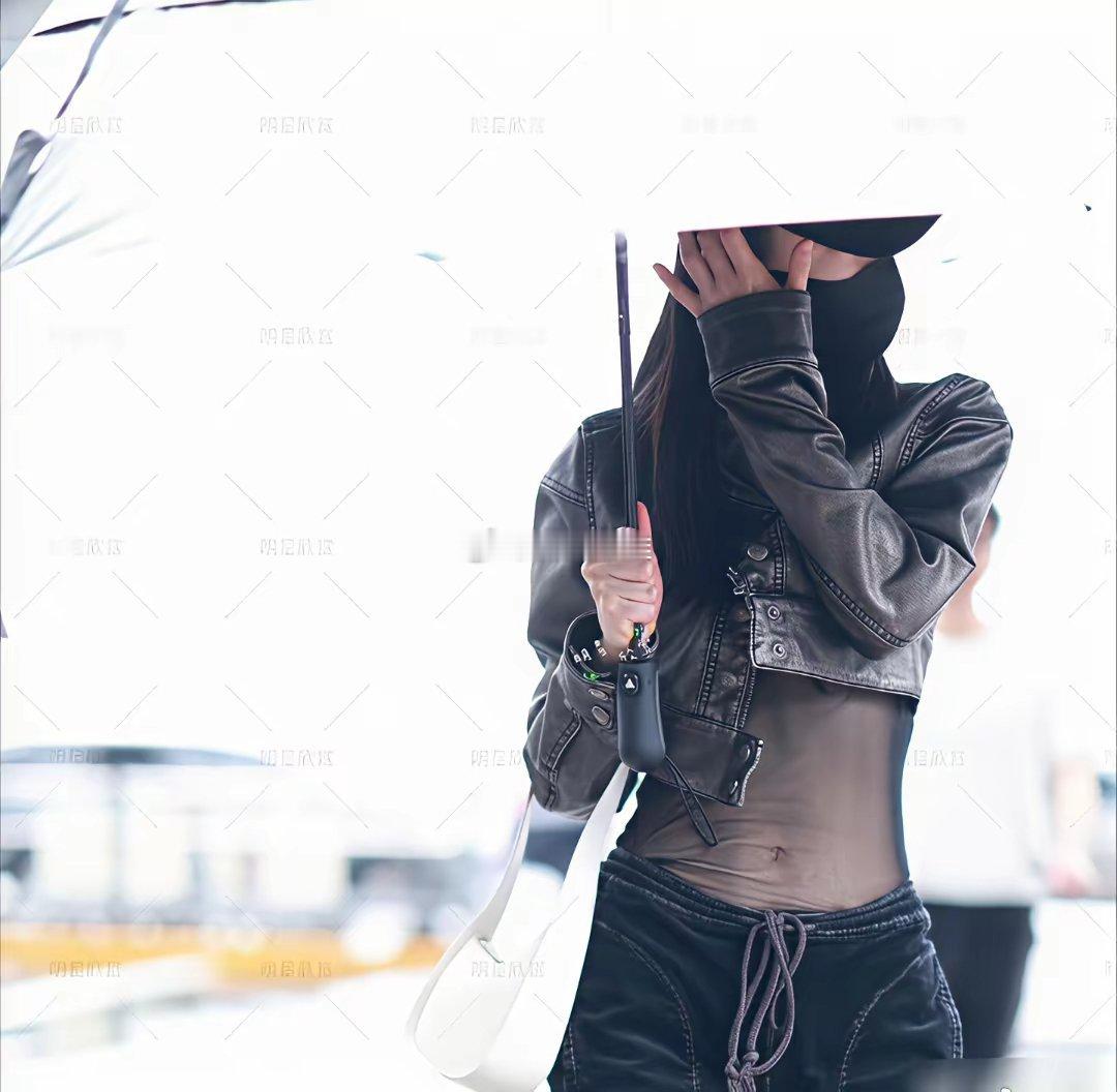 宋轶这么执着于黑丝？以前是黑丝袜，现在是黑丝背心！