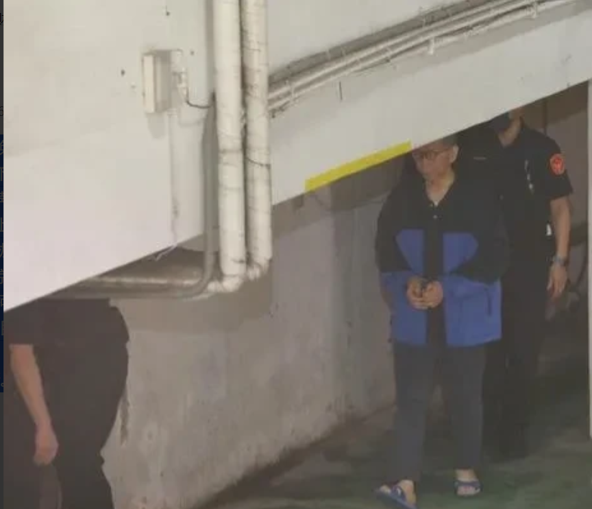台北地方法院今天传唤柯文哲出庭受审，柯文哲和同案被告威京集团主席沈庆京2人搭乘同
