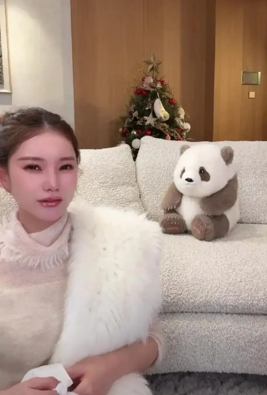 现任带丈夫给前婆婆买1万8的大衣，自己刷卡。这不是忍让，是战术性破局。马筱梅