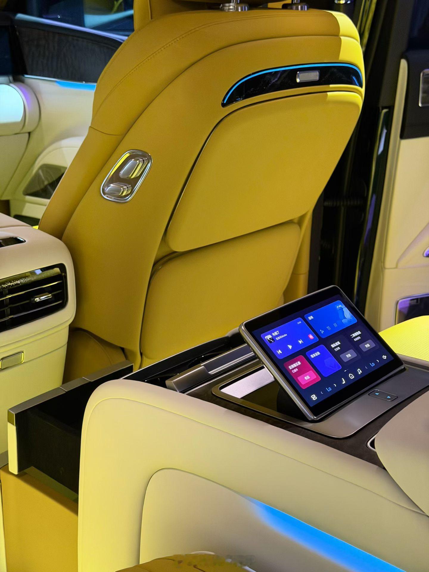 仰望U8L鼎藏版，我说这是目前国产高端豪车的天花版级车型，没人反对吧？北京车展有