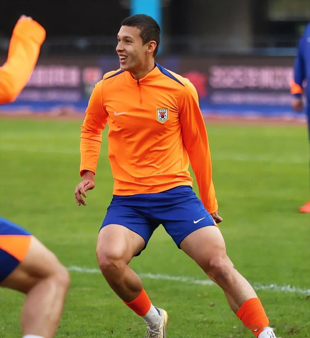 泰山球迷可以安心过年了看到泰山1周内连续续约4位20岁小将不得不说，这些年轻