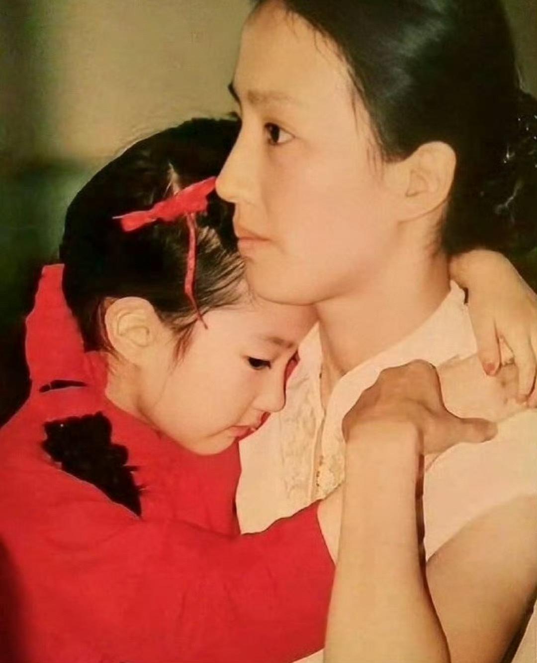 刘亦菲妈妈 刘晓莉。    母女都好美，但我一直都更能get到刘晓莉