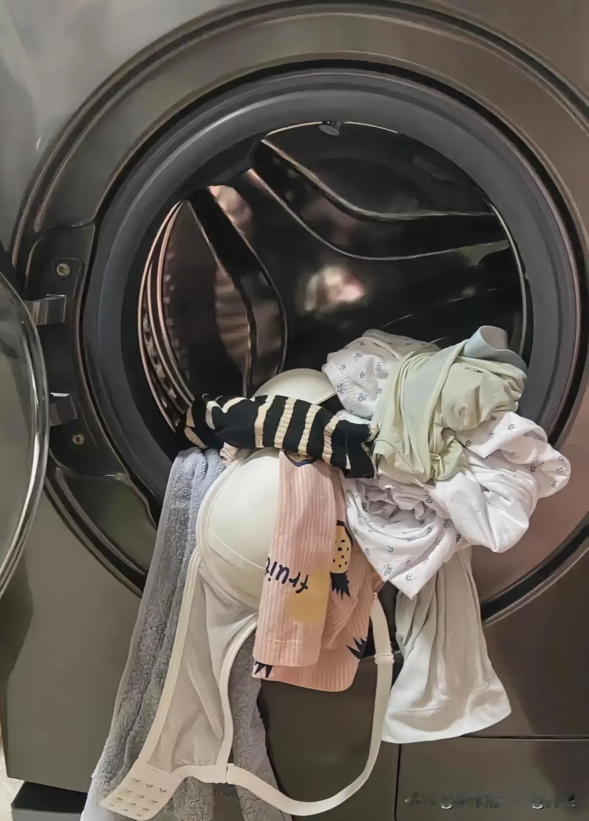 内衣、内裤和袜子可以混洗吗？最好不要混在一起洗。除非全家都没传染性皮肤病，