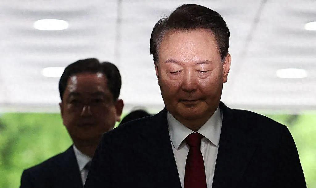 强制拘留尹锡悦细节曝光：多次拒绝配合执法，衣不遮体在地上撒泼打滚，狱警拉都拉不出