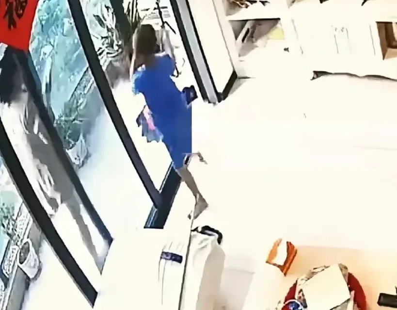 18楼的妈妈因为上四年级的儿子不写暑假作业批评了儿子几句，想不到儿子怀恨在心，趁