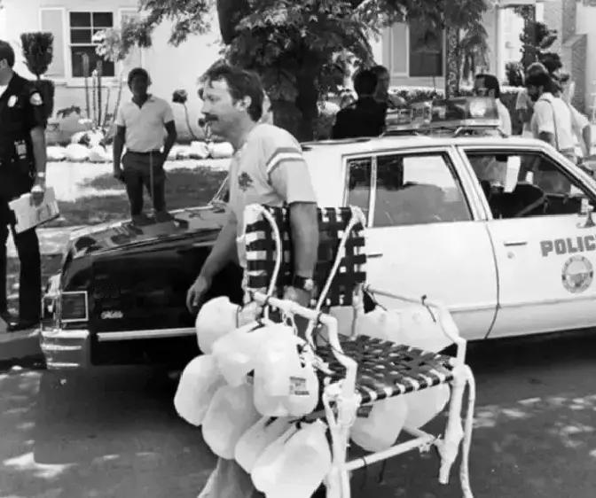 果不其然。美国方面当年突然宣布了对1982年“草坪椅飞行”事件的罚款与调查