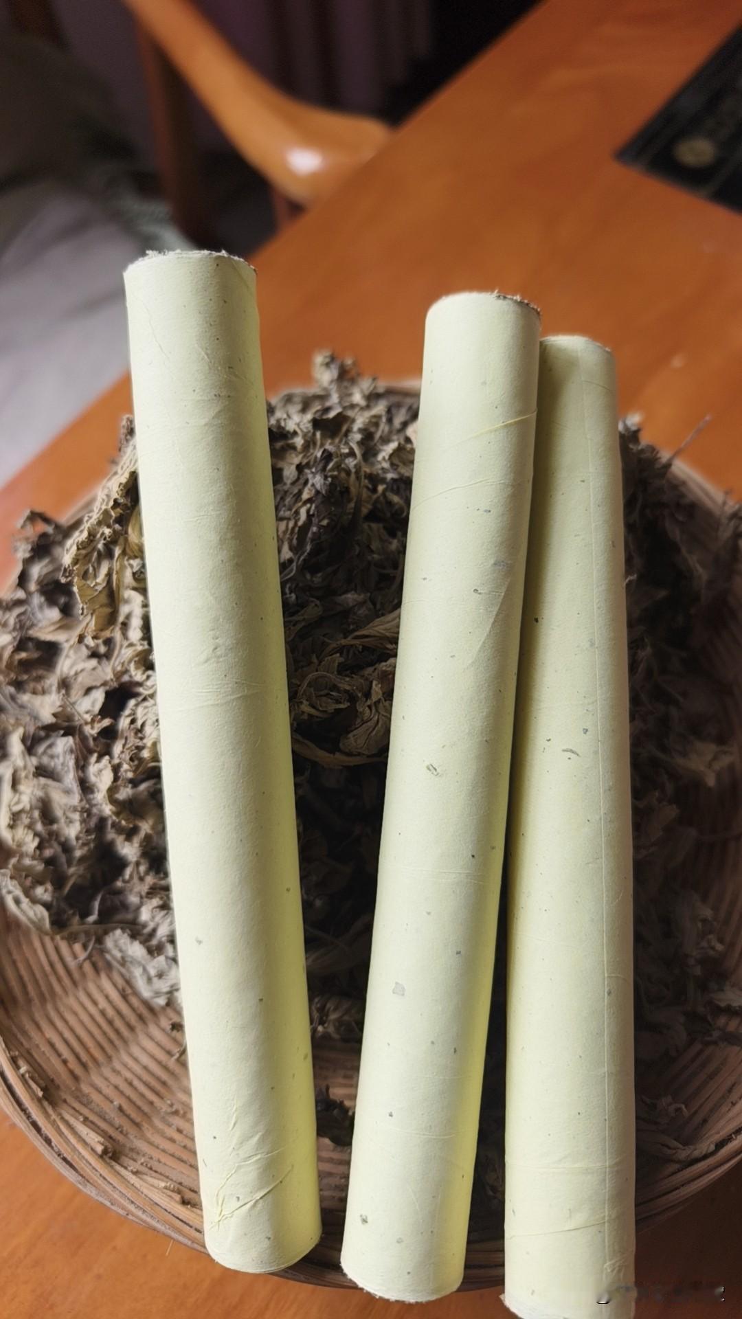 艾条里面有虫子​那么恭喜你，你买到了没有打杀虫药的艾草！​艾草在田里种植的时