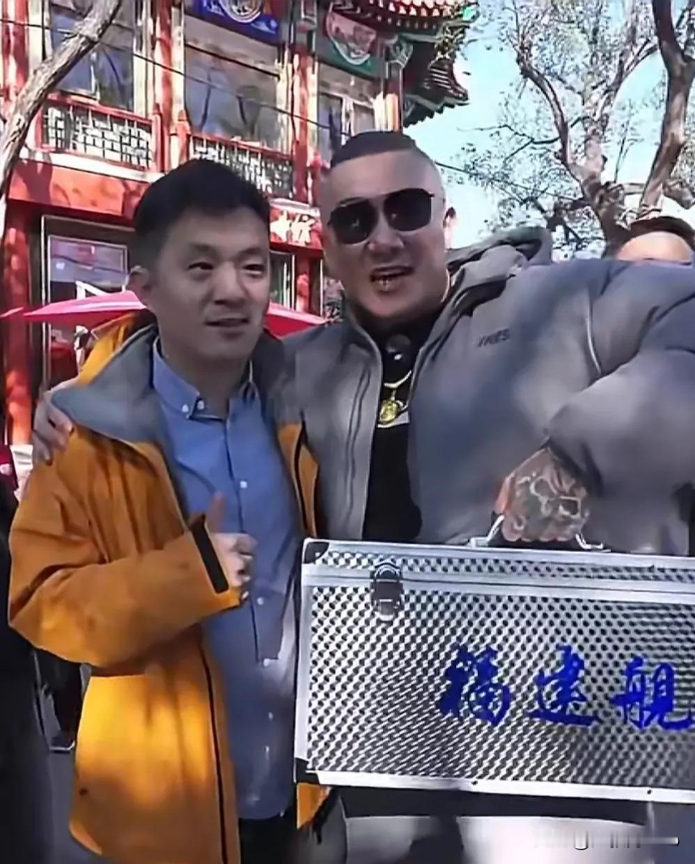 馆长天安门前激动三连哇!从台独到骄傲喊中国万岁,这转变太暖心了!今天刷到馆