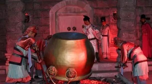 1426年，27岁朱瞻基，拿300斤大缸扣住二叔朱高煦，并熏炭，把46岁二叔烤糊