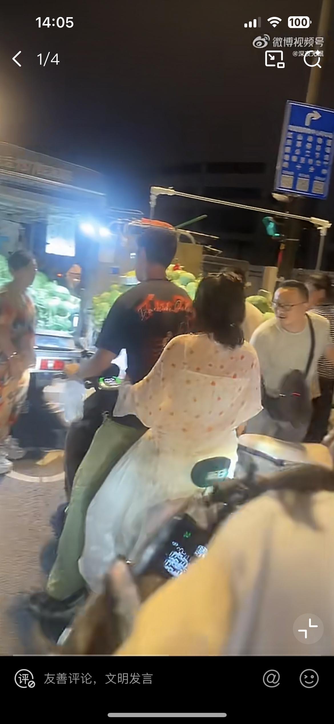 南京两台卖西瓜的货车并排堵住非机动车道，让骑电瓶车路过的小伙非常气愤。在马路边卖
