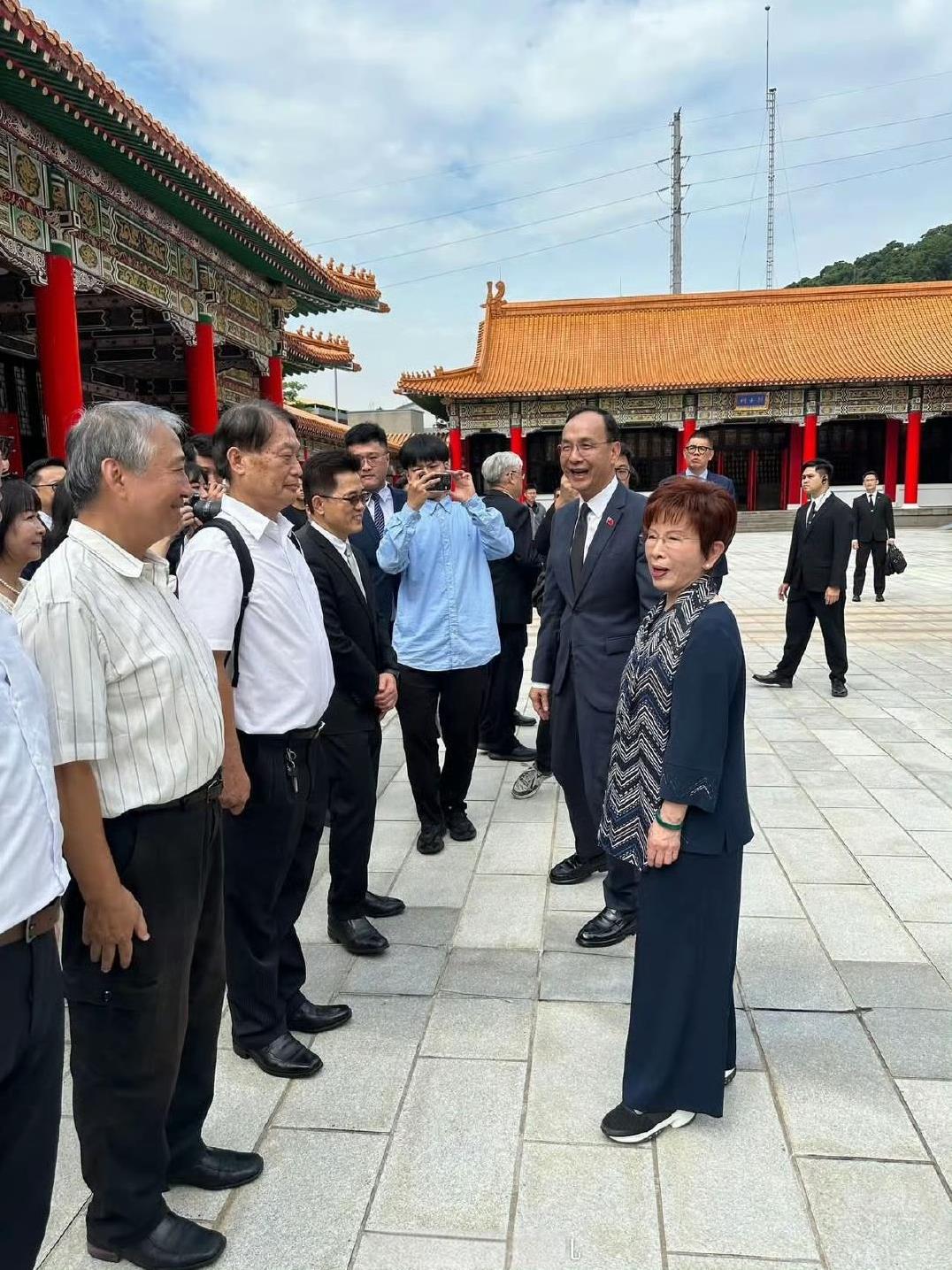 洪秀柱把悬念留到了明天9月1日，洪秀柱女士与国民党主席朱立伦一同到台北忠烈祠向