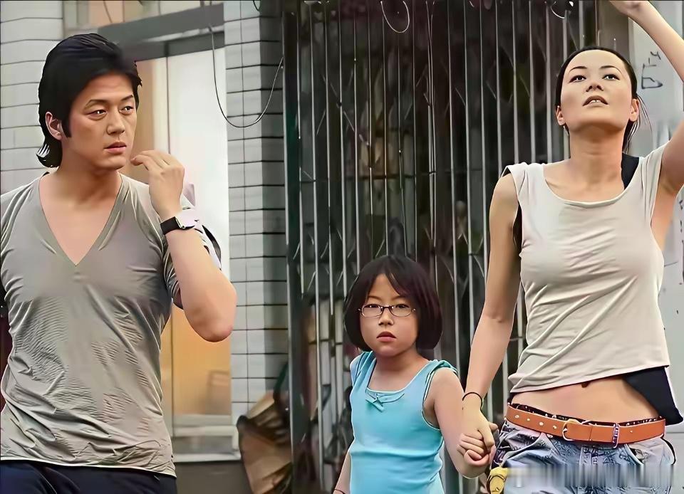 那时李亚鹏长头发，王菲身材那么好，拉着窦靖童，也是很幸福的！