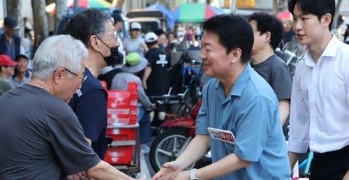 2日新当选的韩国共同民主党党首郑清来明确展现出对国民力量党采取超强硬姿态，与此同