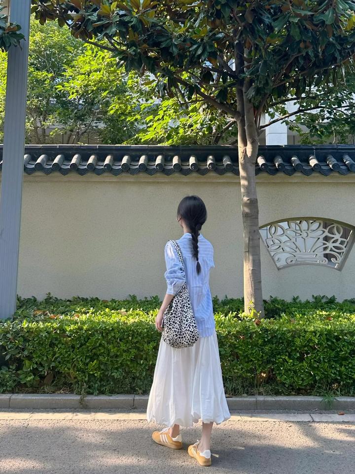 古风庭院中优雅轻盈的美少女