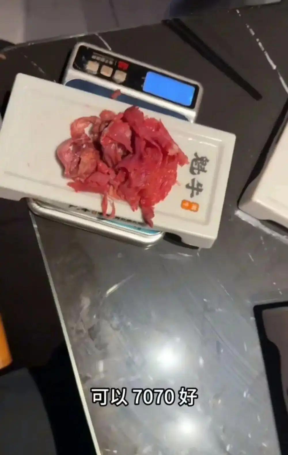 哈尔滨，一男子去吃自助火锅，想着能吃个痛快，结果最后剩了5盘肉，而店长为了扣下“