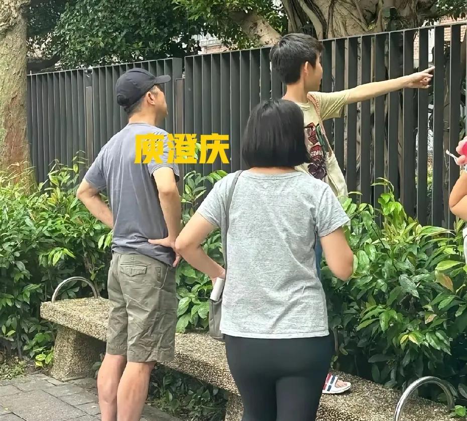 有网友偶遇庾澄庆接孩子放学，他这身形挺拔也太年轻了吧！看他小腿上的肌肉，这线条太