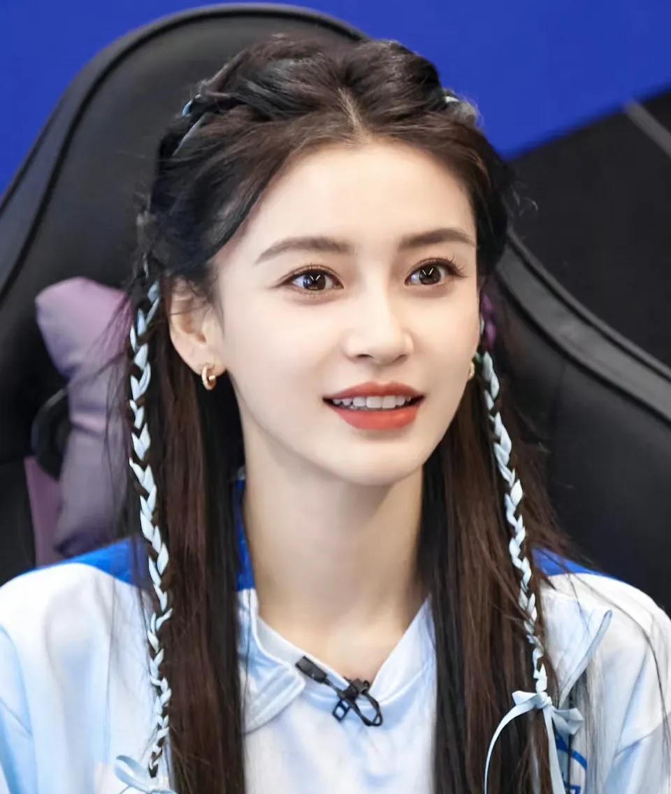 杨颖这下真的乐疯了，不是因为黄晓明没考上博士，也不是因为她又有了新作品，而是