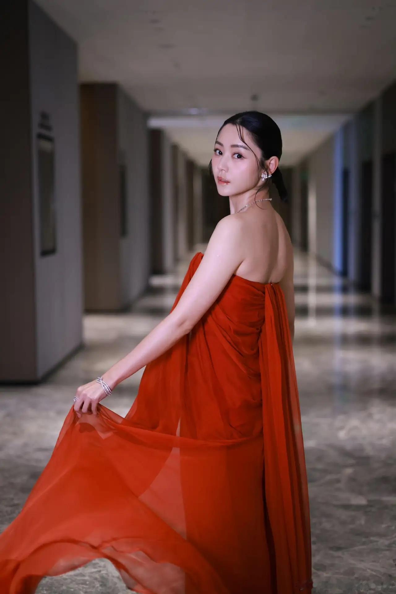 好奇查了一下百花奖最佳女主角卫诗雅不查不知道，一查吓一跳
