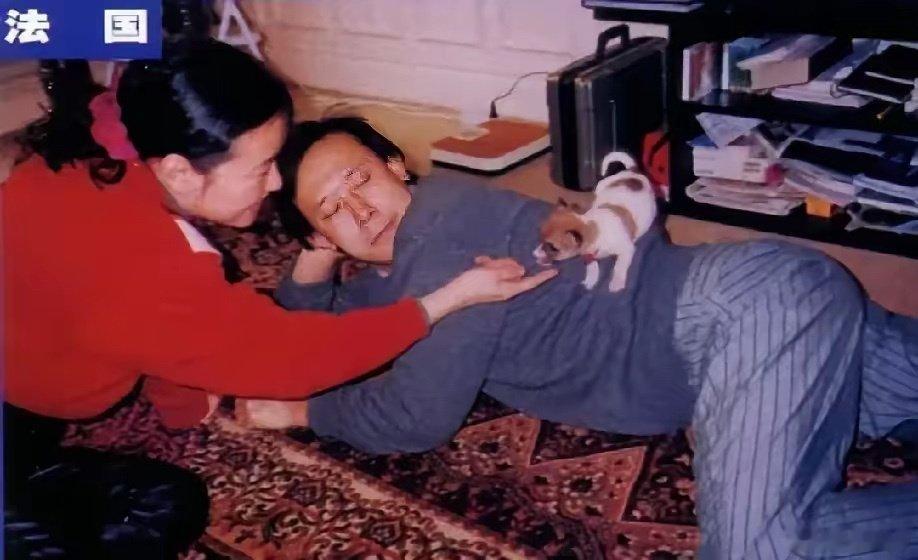 1991年，刘晓庆和男友姜文在法国的住宅中。​