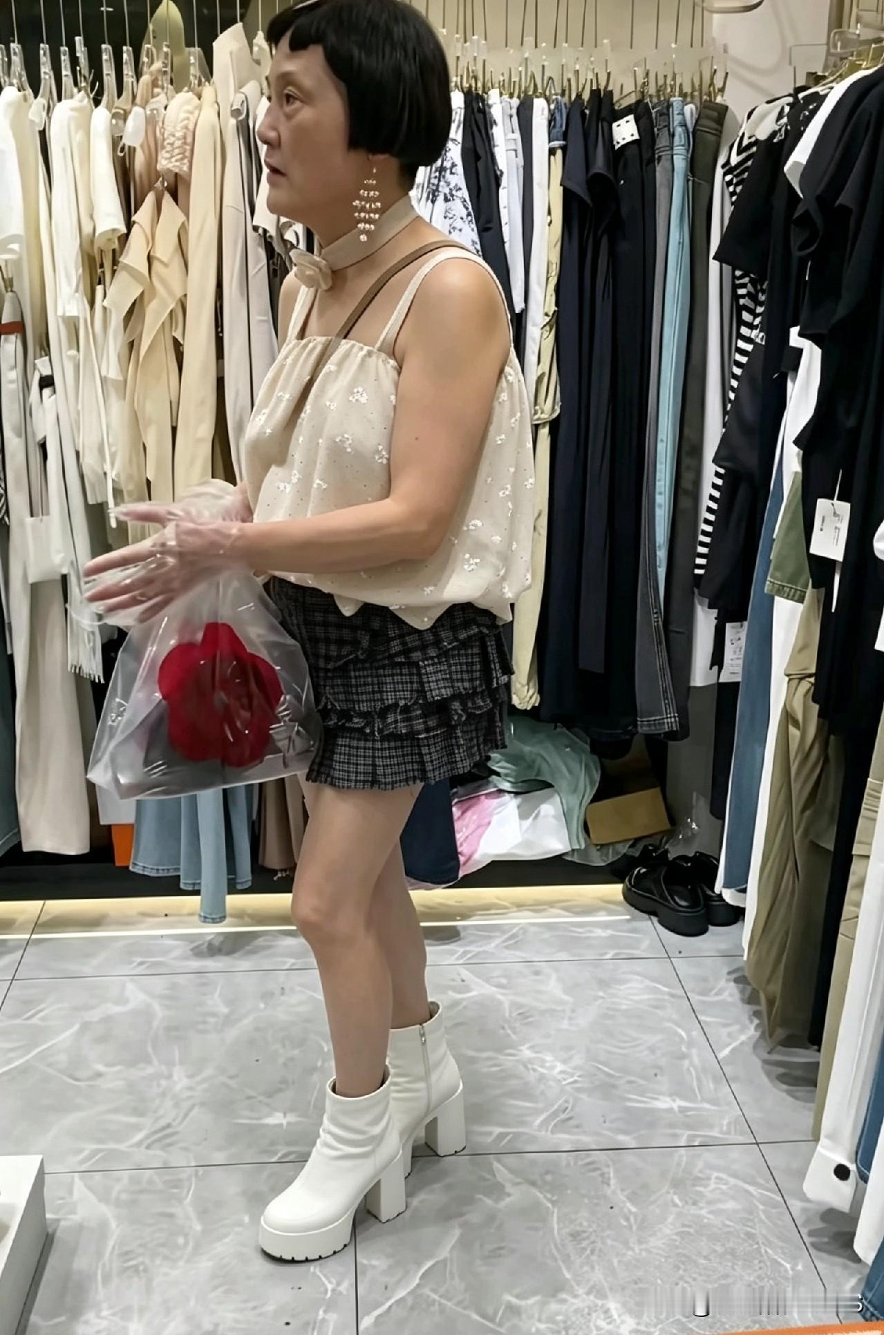 这位大妈活得可太潇洒啦😂六十多岁去逛服装店，还戴上一次性手套，把讲究卫生做到