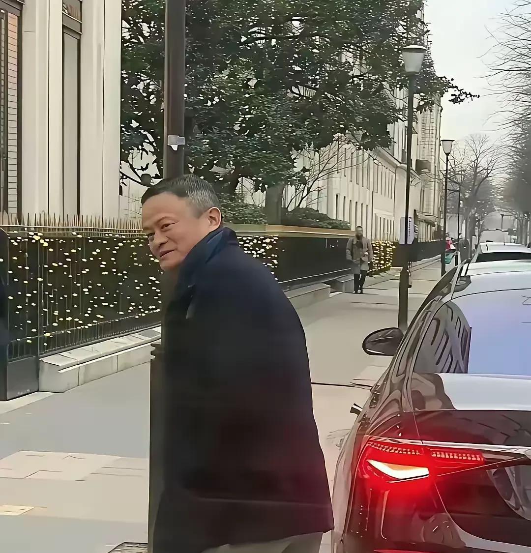 老马在北欧度假！看上去很冷畏手畏脚的。
