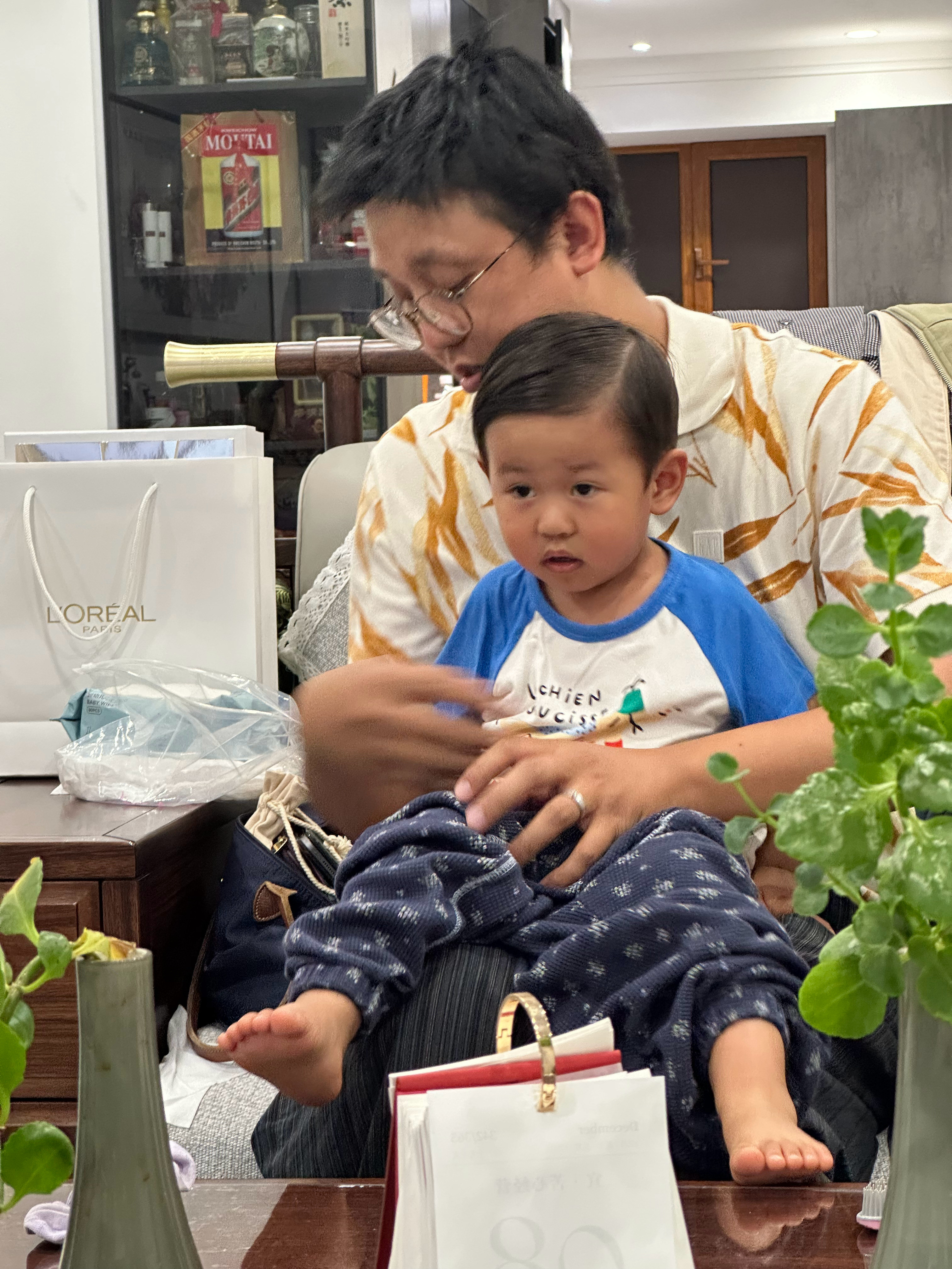 在小虾心里发型就是如此重要，甚至裤子还没提上就开始梳头发