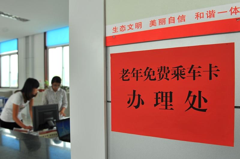 【云南推行居民身份证替代老年优待证】云南这政策太贴心了！近日云南省老龄委办公室