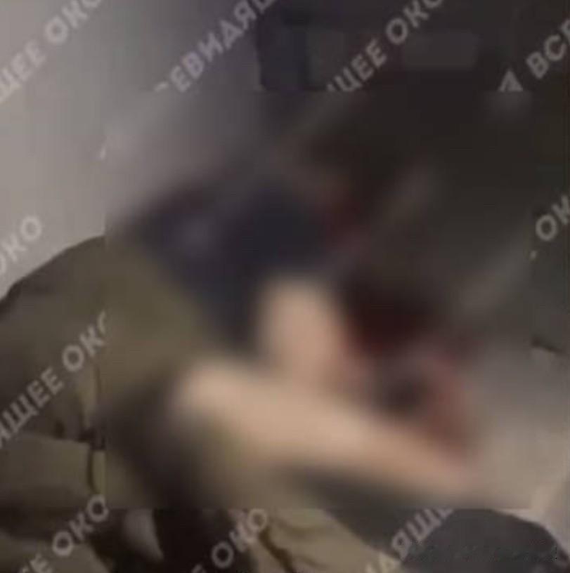 据乌克兰媒体报道，在哈尔科夫州库图佐夫卡村附近，乌军第72旅的5名士兵押着1名俄