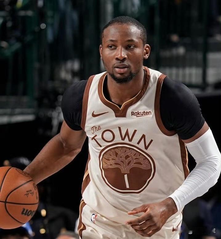 下面是一条关于库明加的坏消息！勇士队官方宣布：球队前锋库明加将因膝盖伤势缺席