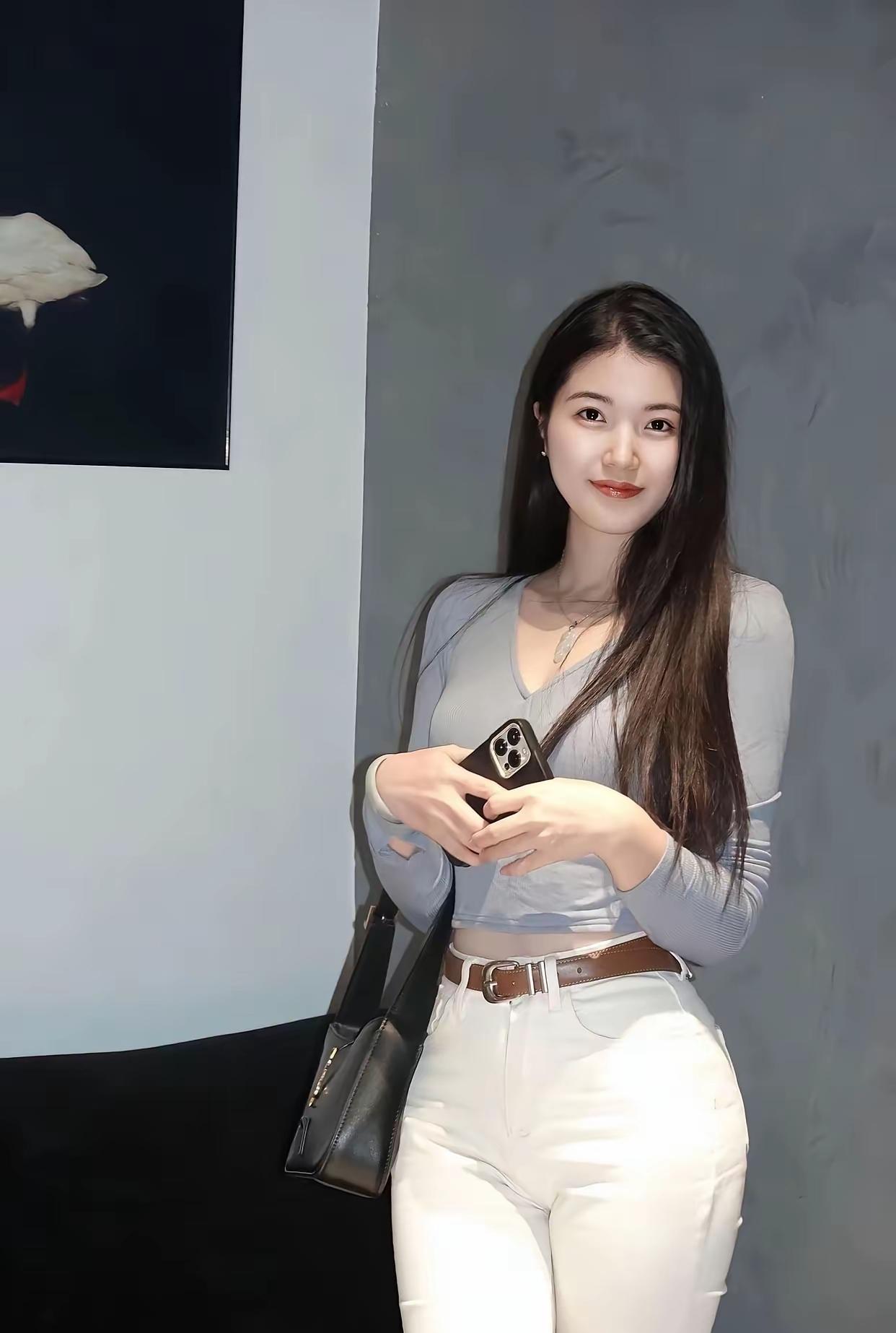 上半程的沙粒总想掌控流速，下半程才学会：放手，是唯一让时间流动的方式。