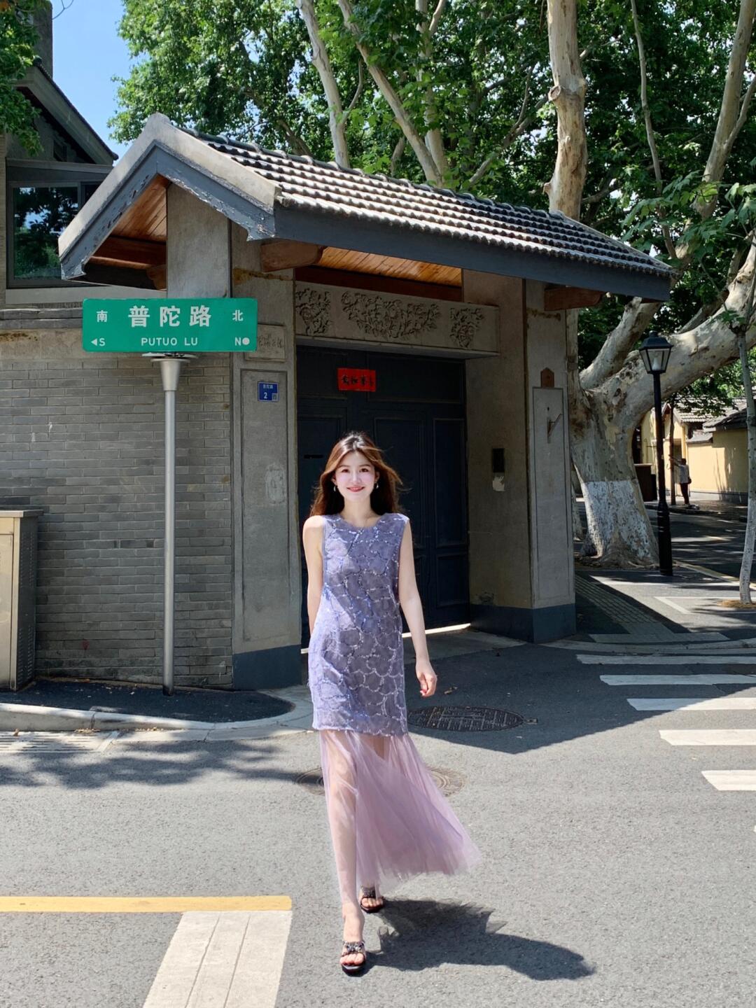斥巨资买了条烟紫色新中式连衣裙……