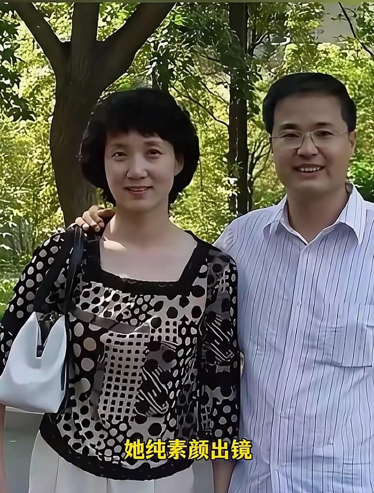 李修平真的太让人惊艳了！近日有人在北京太庙牡丹园偶遇她，素颜出镜状态超好。63岁