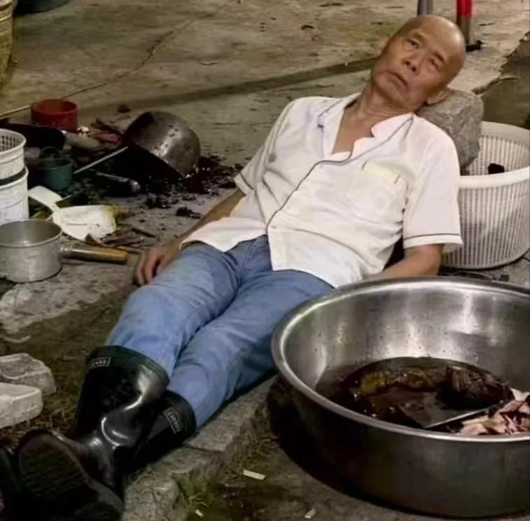 大家想到没有？全网“最不想红”的莫氏鸡煲老板累得摊到地上……“生活很苦，干活