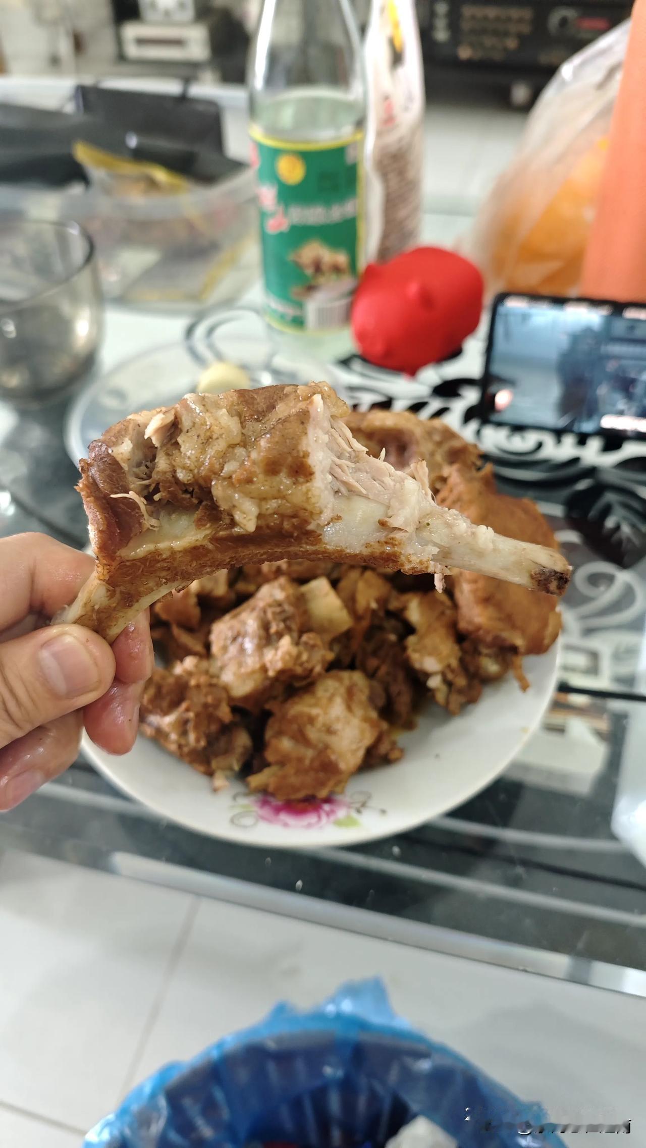 今天是假期的第一天，本来打算出去爬山的，头天晚上熬夜追剧，没起得来，于是今天只能