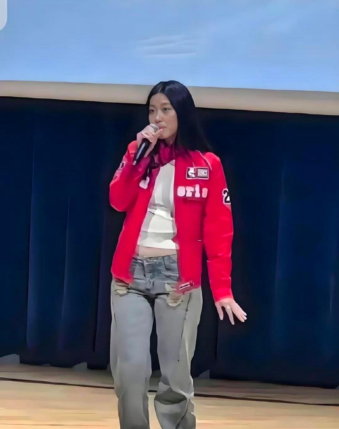 陈奕迅女儿第一次登台表演确实是震惊到大家了！其实看她面相长的还可以，只是这个穿
