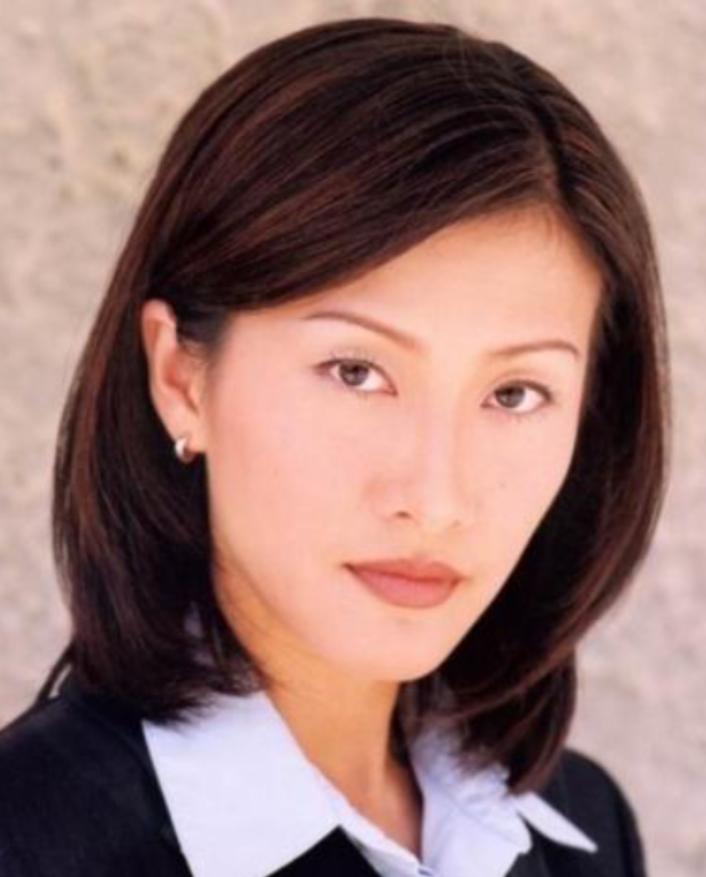 2001年，陈慧珊为了抱紧梁锦松的大腿，主动抛弃了自己的丈夫，不曾想，梁锦松却因