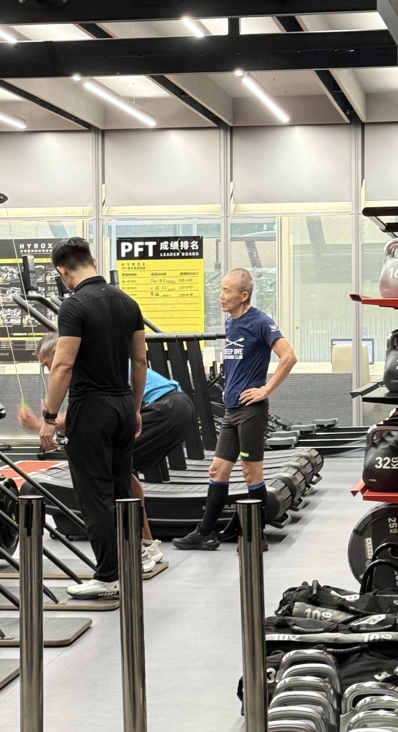 近日，有网友在健身房偶遇王石，他正在练hyrox的画面。75岁王石这样的健身