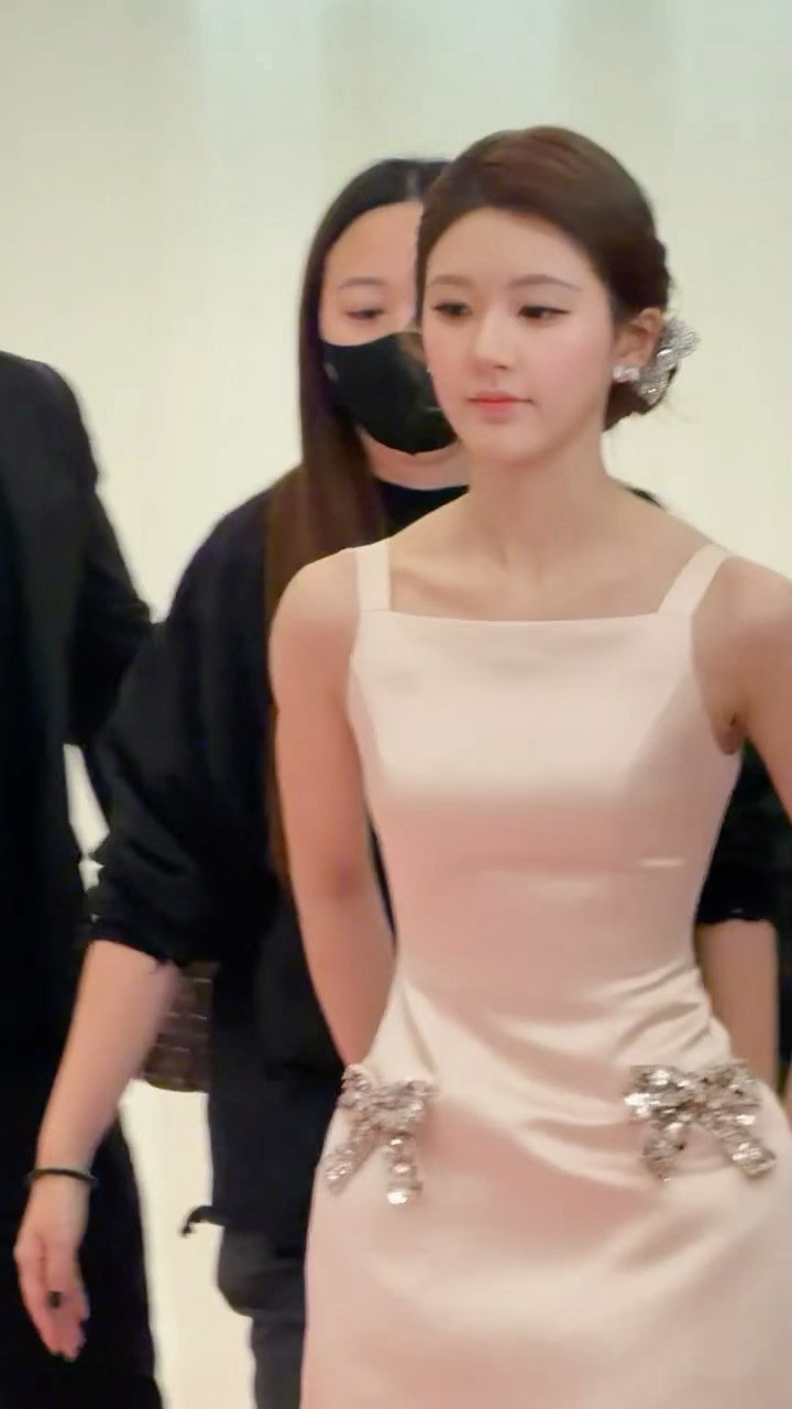 赵露思品牌活动生图，我勒个真人芭比啊！！