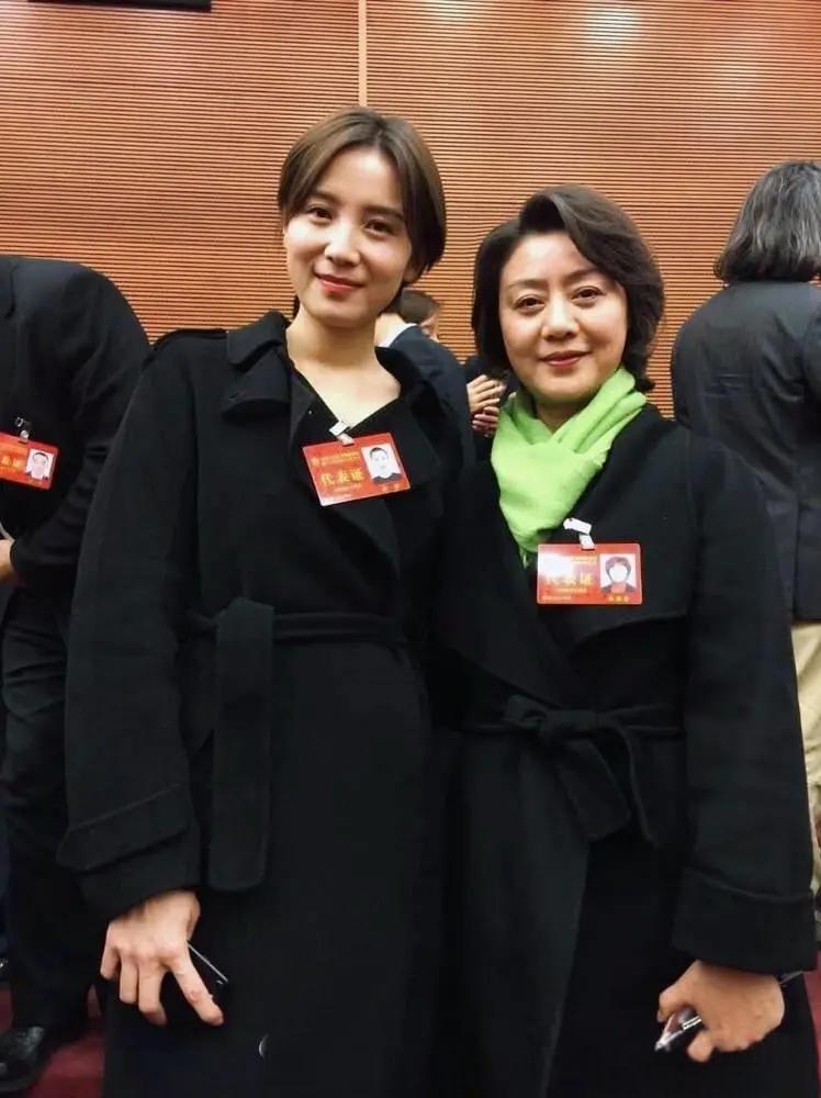 小宋佳和李胜素的同框合影，真的是把两种顶级气质撞出了火花。小宋佳是娱乐圈出了名