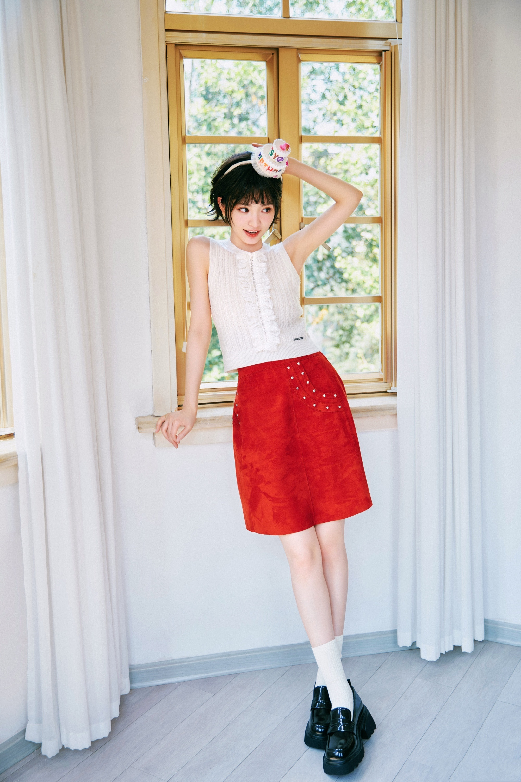 田曦薇生日写真，白衬衣红裙子，甜美怡人的小田。田曦薇