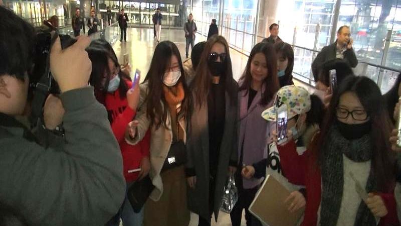 中东战火烧停迪拜航班时，迪丽热巴正准备飞巴黎看秀。领空封锁，乱局直接把顶流女星困