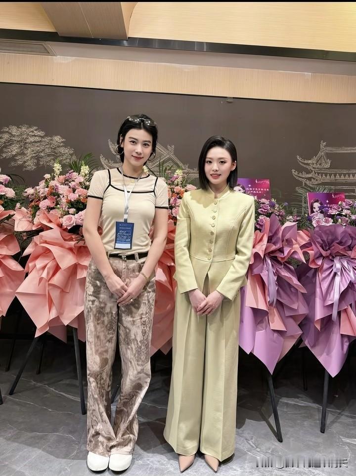 以刀郎大侄女自称的珊珊成功要到了与徐子尧的合影，还有签名T恤和签名扇子，可以说刀