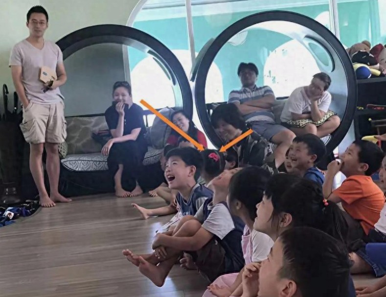 大s是很真诚朴实的，从衣着上她如果不是出席活动从来都是休闲装。 对人也很真诚