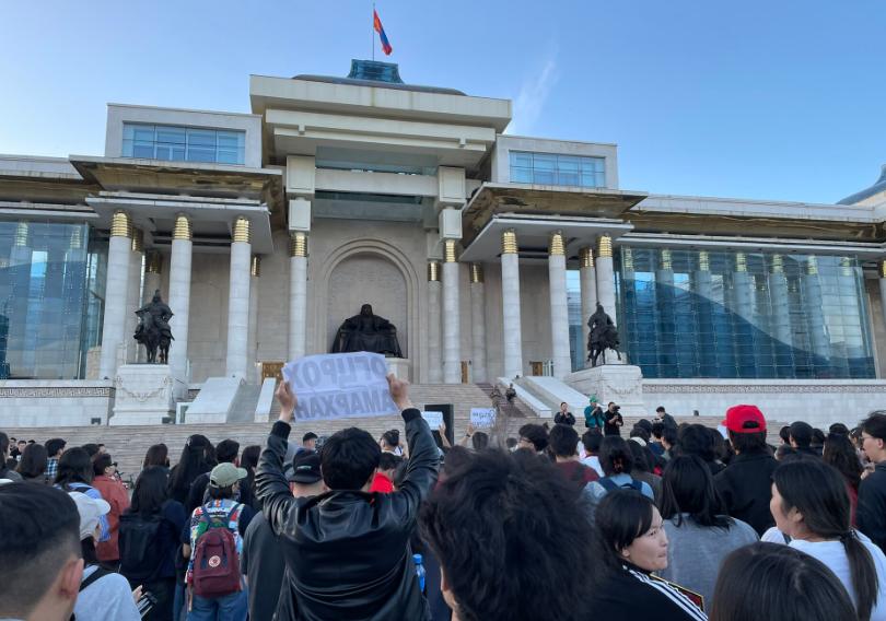 蒙古国乱成一团，反华到底图啥？蒙古国首都乌兰巴托的广场上，年轻人举着标语、喊着口