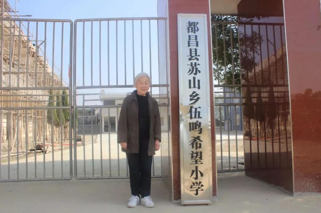 太感人了！上海91岁老太太退休金过万，手握几百万现金，却每天吃馒头，一次迷路揭开