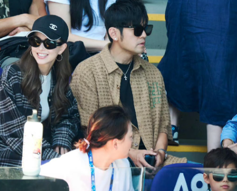 近日周杰伦冲上热搜，这次不是因为新专辑的消息，而是有网友曝出了他带着昆凌在澳网现